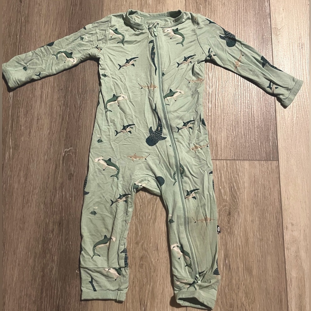 Kyte Baby Shark Long Sleeved Zipper Romper 18-24 months
